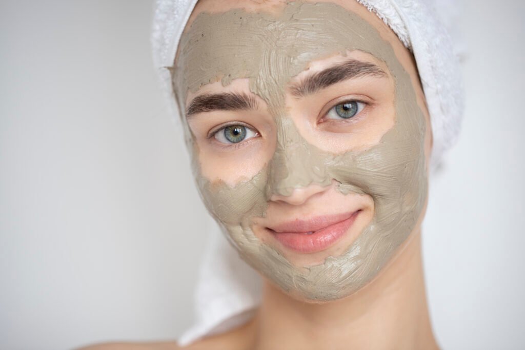 Higiene Facial Mujer con mascarilla facial hidratante aplicada en el rostro