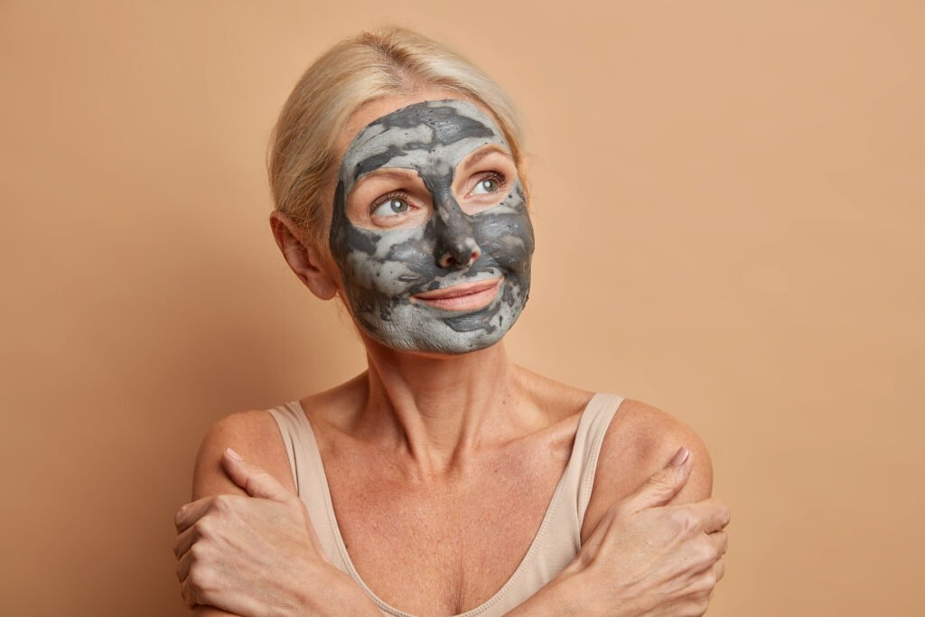 Higiene Facial Mujer con mascarilla exfoliante negra para eliminar puntos negros